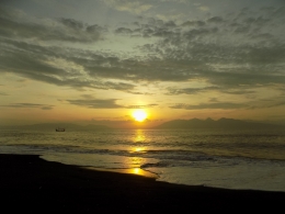 Dok. Pri | Pantai Boom memberikan sudut pandang menarik dalam melihat sunrise, salah satunya dengan bingkai gunung dan ombak