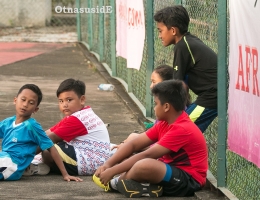 Anak-anak gempor di pinggir lapangan tenis