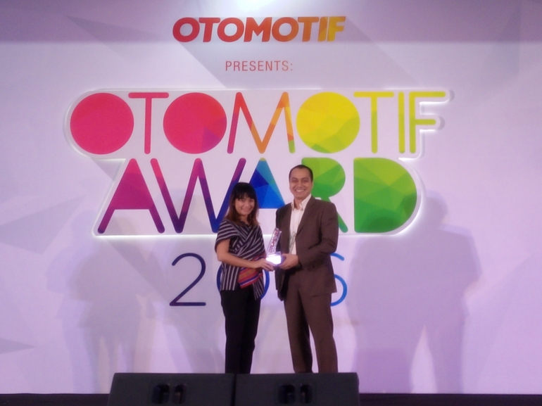 Rio Fajar (Editor Tabloid Otomotif) menyerahkan penghargaan kepada Astrid Ariani Wijana (Senior Marketing Manager PT Mazda Motor Indonesia) (Foto: PT MMI)) 