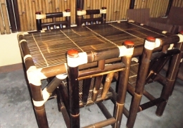 Meja kursi makan seharga Rp 650 ribu (foto: dok pribadi)