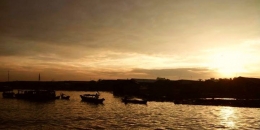 Gambar 2. Matahari Terbit di Pasar Terapung Sungai Barito; Sumber: Dokumentasi Peneliti