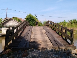 Jembatan kayu busur (Foto ; Koleksi Pribadi)