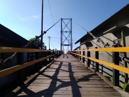 Jembatan Gantung Tandipah dilihat dari sisi titian Desa Tandipah ( Foto : Koleksi Pribadi)