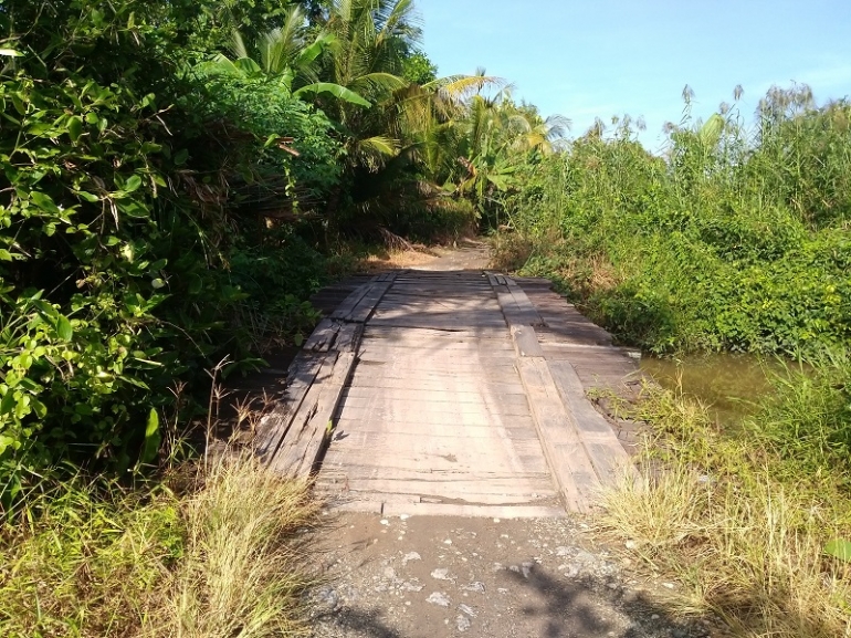 Jalanan sempit berbatu dan jembatan di sepanjang jalan (Foto : Koleksi Pribadi)