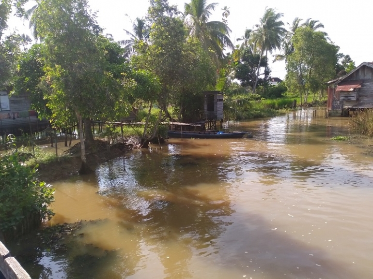 Perkampungan tepi sungai (Foto : Koleksi Pribadi)