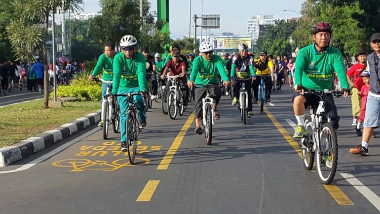 Walikota Bekasi Rahmat Effendi dan Wakil Walikota Ahmad Syaikhu mensosialisasikan jalur khusus sepeda di area CFD 
