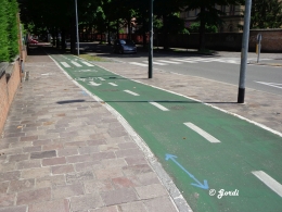 Jalur sepeda berwarna hijau