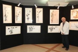 Han Awal, Dipl. Ing dengan karya lukisan kaligrafinya pada pembukaan pameran tahun 2010 (foto koleksi Maria Awal Sucipto)