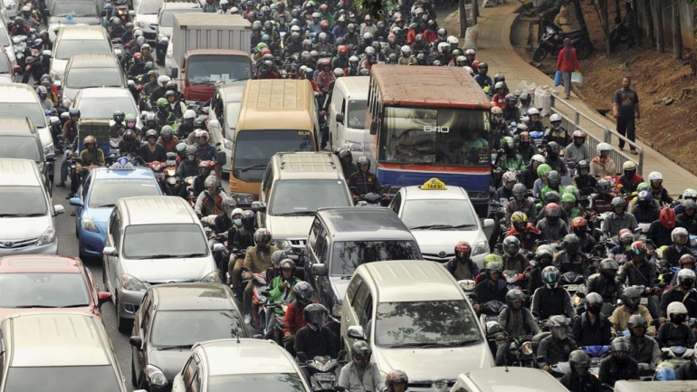 Para pengendara terjebak kemacetan di Jalan MT Haryono, Jakarta, Rabu (28/10). Situasi seperti ini sudah menjadi keseharian masyarakat di Jabodetabek, terutama saat pagi dan petang. (KOMPAS/WAWAN H PRABOWO)