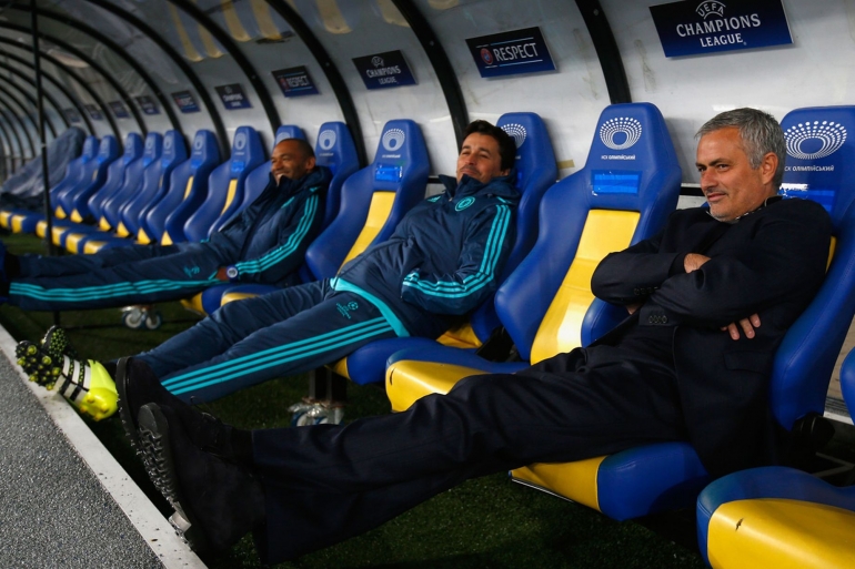 Mourinho(kanan) di Bench Saat Squad Chelsea Berlatih untuk Pertandingan Liga Champion Melawan di Kiev (Sumber: Getty Images/Clive Rose)