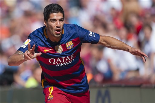 Luis Suarez rayakan gol ke gawang Granada