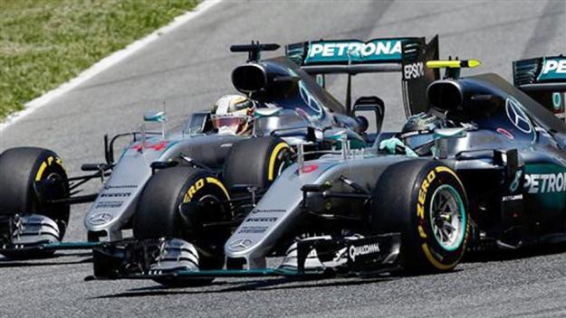 Tabrakan duo Mercedes/INDOSPORT.com