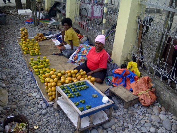 Berdagang: Beberapa warga Wamena tengah menjajakan hasil taninya di depan Bandara Wamena (Asep Burhanudin)
