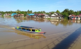 Aktifitas transportasi sungai di bawah Jembatan Gantung Tandipah (Foto : Koleksi Pribadi)