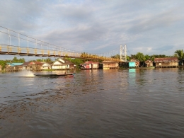 Pemandangan dari samping Jembatan Gantung Tandipah ( Foto : Koleksi Pribadi)