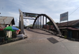 Jembatan Busur, pintu masuk/keluar petualangan ( Foto : Koleksi Pribadi)