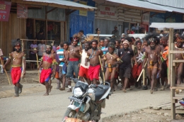 Tarian Papua. Masyarakat Tolikara tengah menari khas mengitari Kota Karubaga (Asep Burhanudin)