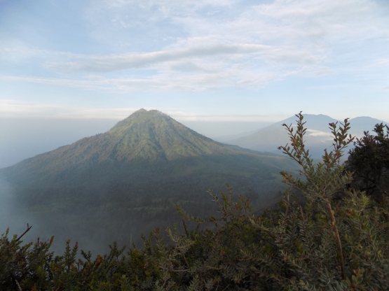 Dok. Pri | Dari Puncak Gunung Ijen, Kita Dapat Melihat Langsung Gunung Meranti Yang Begitu Mempesona Ketika Pagi Hari