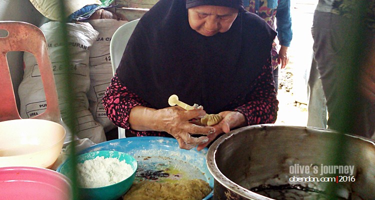 Nenek sedang mengukir Kue Tat Bengkulu sebelum dibakar (dok. koleksi pribadi)