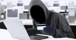 Pencurian identitas yang semakin marak memerlukan kehati-hatian kita. Ilustrasi : aplus.com