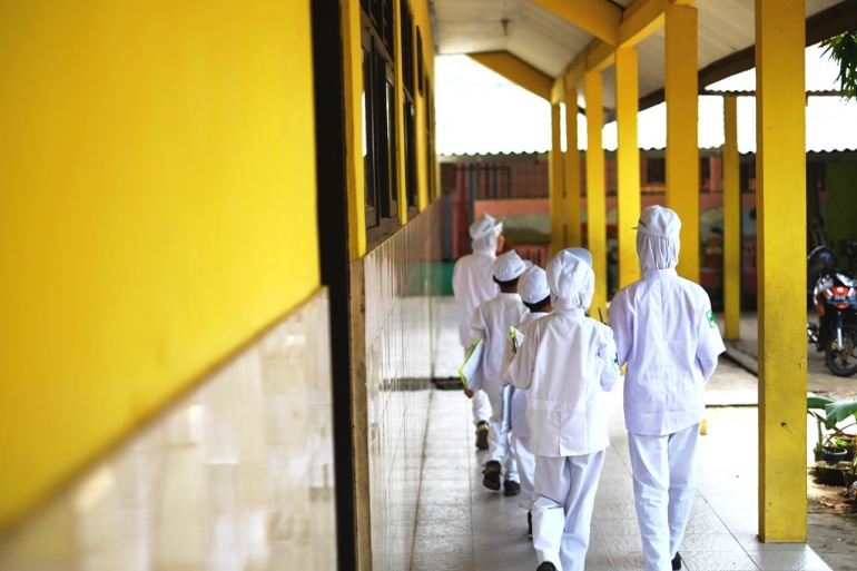 Para dokter kecil di sekolah setiap satu minggu satu kali memeriksa tempat-tempat berpotensi terdapat jentik nyamuk (Dokumentasi Program ACCCRN)