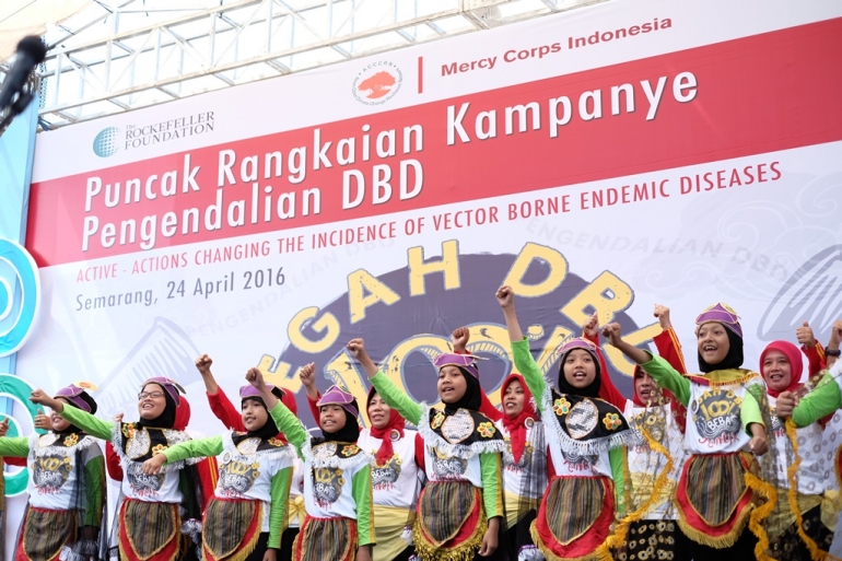 Para warga dan anak-anak dengan semangat menyerukan ajakan untuk mencegah DBD pada acara Kampanye Cegah DBD di Balai Kota Semarang, 24 April 2016 (Dokumentasi Program ACCCRN)