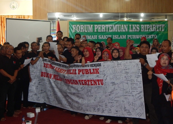 Karyawan RSI Purwokerto demo di komplek Rumah Sakit menolak akusisi Muhammadiyah , akhir 2015 lalu