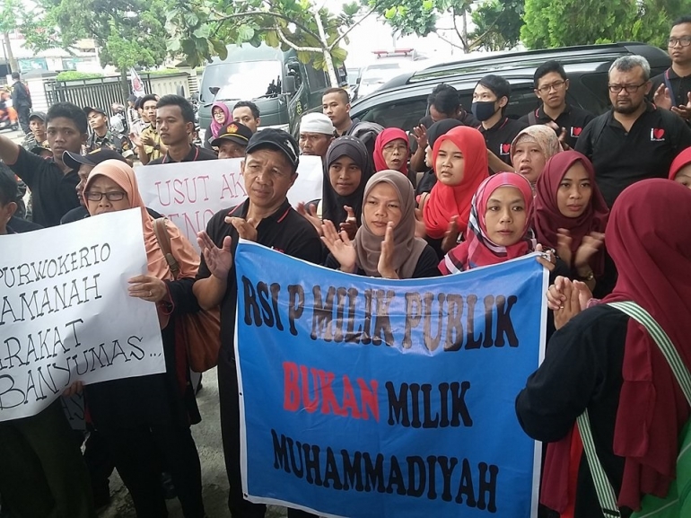 Ratusan Karyawan RSI Demo Muhammadiyah di Halaman Kantor PN Purwokerto, Jawa Tengah, beberapa waktu lalu