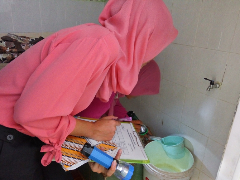 Para kader di masyarakat melakukan monitoring jentik nyamuk di rumah-rumah warga (Dokumentasi Program ACCCRN)