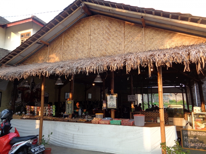 Angkringan Warung Makan Sederhana ala Yogyakarta oleh Ang 