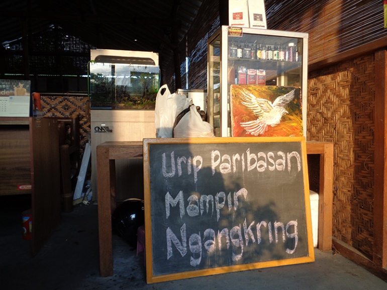 “Urip Paribasan Mampir Ngangkring” (Foto: @angtekkhun)