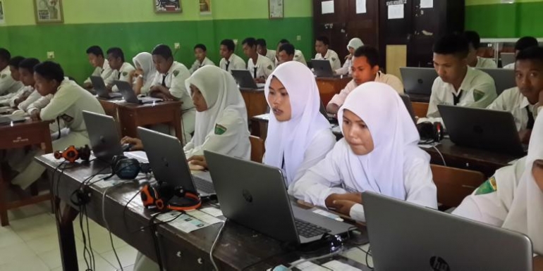 KOMPAS.com / Andi Hartik Sejumlah siswa SMKN 2 Kota Pasuruan saat melaksanakan UNBK, Selasa (5/4/2016). Laptop yang digunakan siswa tersebut merupakan laptop kredit untuk memenuhi perangkat UNBK.