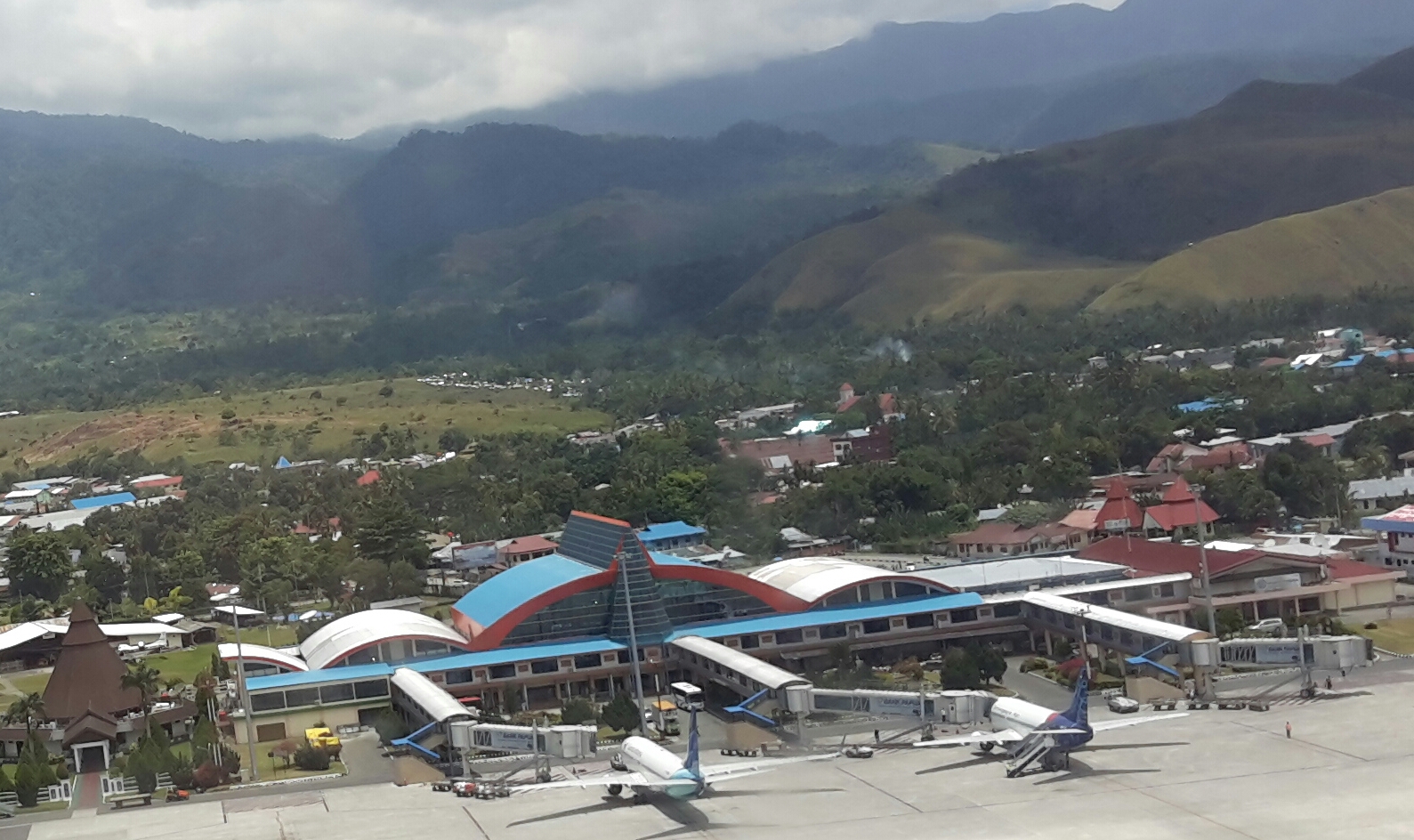 Bandara Sentani Jayapura. Sebelah kiri bangunan lama bercorak tradisional