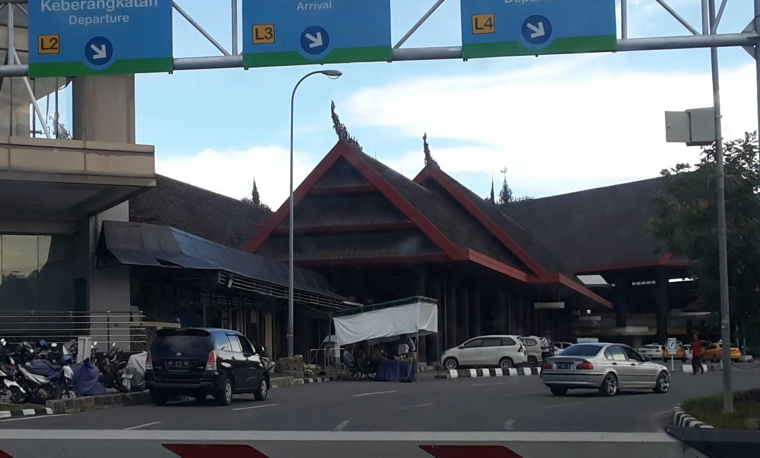 Corak tradisional terminal lama bandara Sepinggan Balikpapan