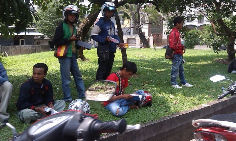 Profesi Mata Elang, Kerap Kali Muncul sebagai Debt Collector yang mencatat kendaraan nomor polisi sepeda motor di spot tertentu. Sumber :eksekusi99.blogspot.com 