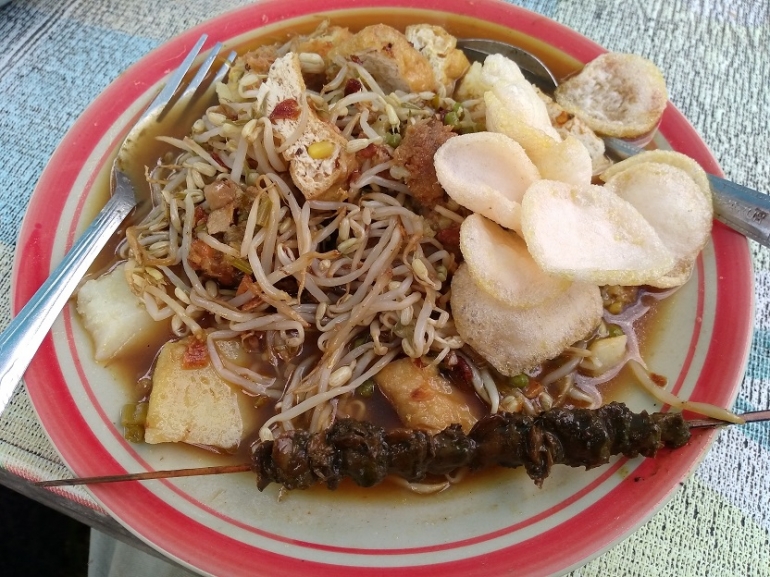 Lontong Balap + Sate kerang bumbu kecap