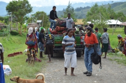 Agkutan Umum: Bak terbuka merupkan angkutan favorit di Distrik Bokondini yang menghubungkan dengan Wamena (Asep Burhanudin)