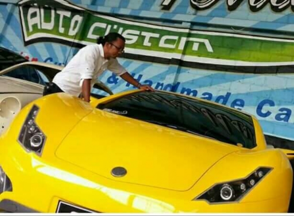 Selo, mobil listrik buatan Ricky Elson Ricky Elson dengan mobil Selonya. Foto: Ricky Elson