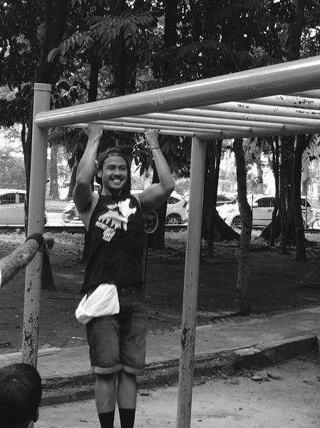 Latihan Lat-pull dengan beban berat tubuh sendiri | Foto: Rifki Feriandi