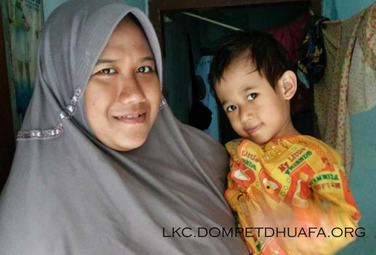 Afifah Syahira saat bersama Ibundanya, Irna (foto :lkc.dompetdhuafa.org)