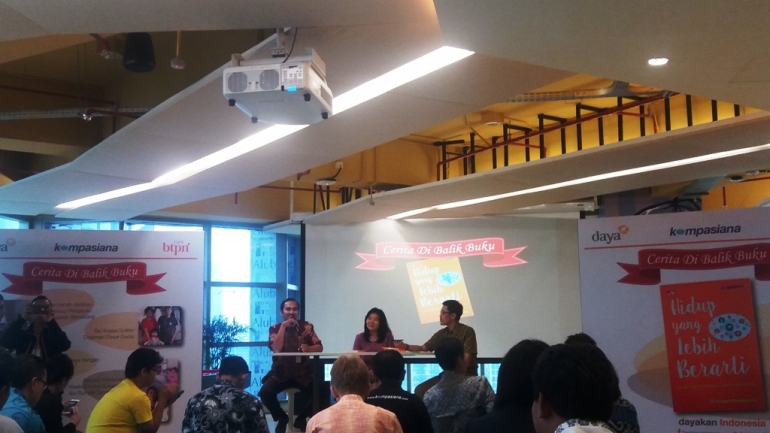 Para Kompasianer peserta acara peluncuran buku yang dipandu oleh content editor Kompasiana, Mas Nurulloh/berkacamata (Dokpri)