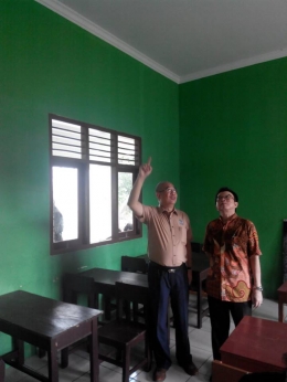 Direktur HfH, James Tumbuan (kiri) dan Deputi Direktur Pindo Deli, Adil Teguh (kanan) meninjau ruang kelas madrasah yang telah direnovasi. (foto: dokumen HfH)