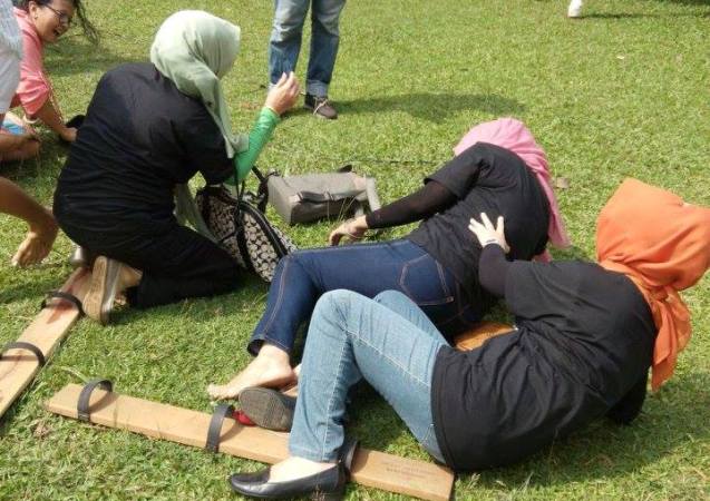 Emak- emak terjungkal main bakiak (foto: dok pri)