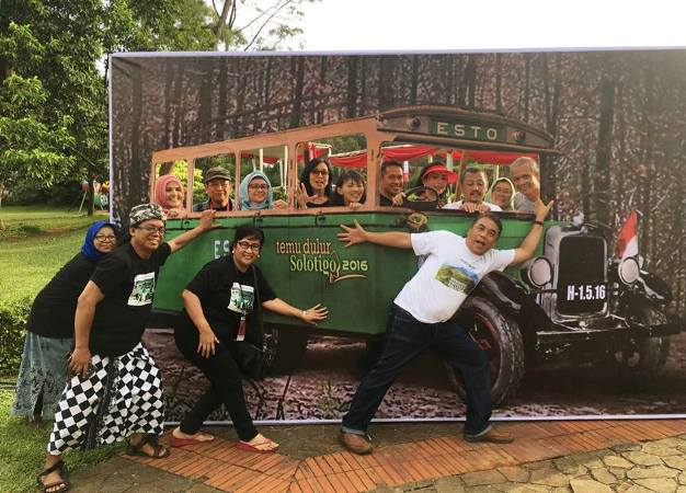 Ketua panitia bersarung selfie dengan maskot (foto: dok pri)