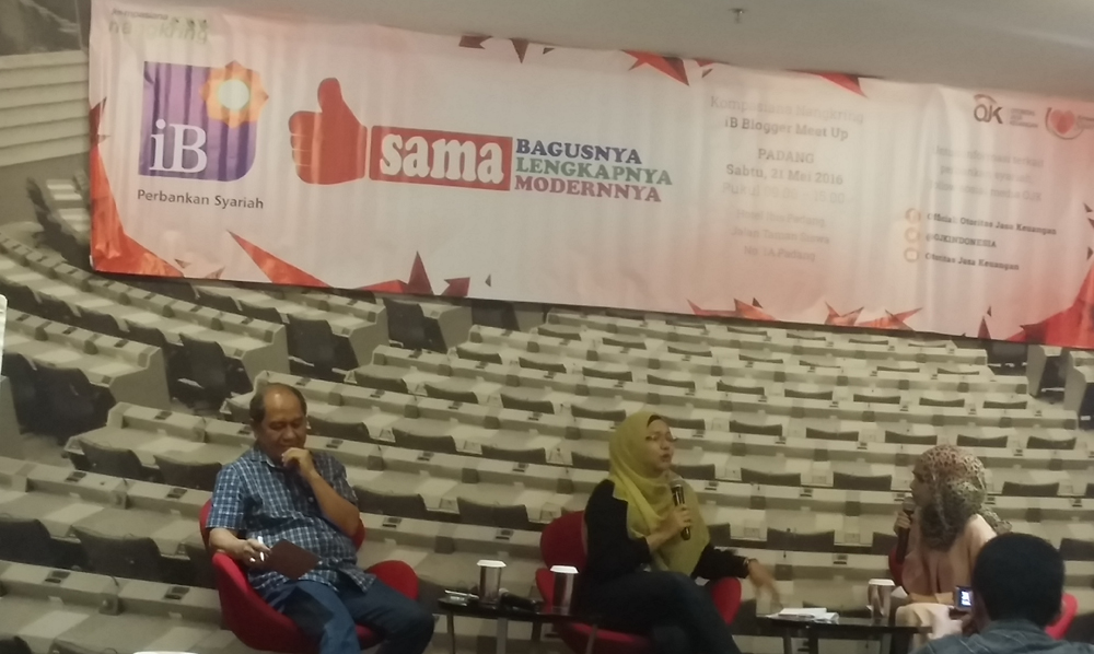 Kepala Bagian Pengembangan Produk dan Edukasi Bank Syariah OJK Apriani Ratna Palupi (dua dari kanan) memaparkan beragam kelebihan bank syariah pada kompasiana nangkring di Padang 21 Mei 2016 . Foto Ikhwan Wahyudi