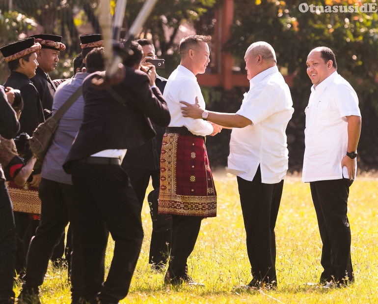 Bupati Lahat H Saifudin Aswari Riva'i menyambut Gubernur Sumatera Selatan H Alex Noerdin