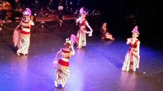 Tarian Srimpi Pandhelori ditampilkan akibat catur penandak putri, menyimbolkan ke-empat unsur: api, udara, air dan tanah. Foto: arum sato