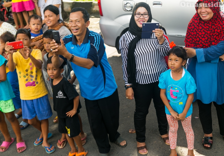Warga merekam dengan telepon pintarnya