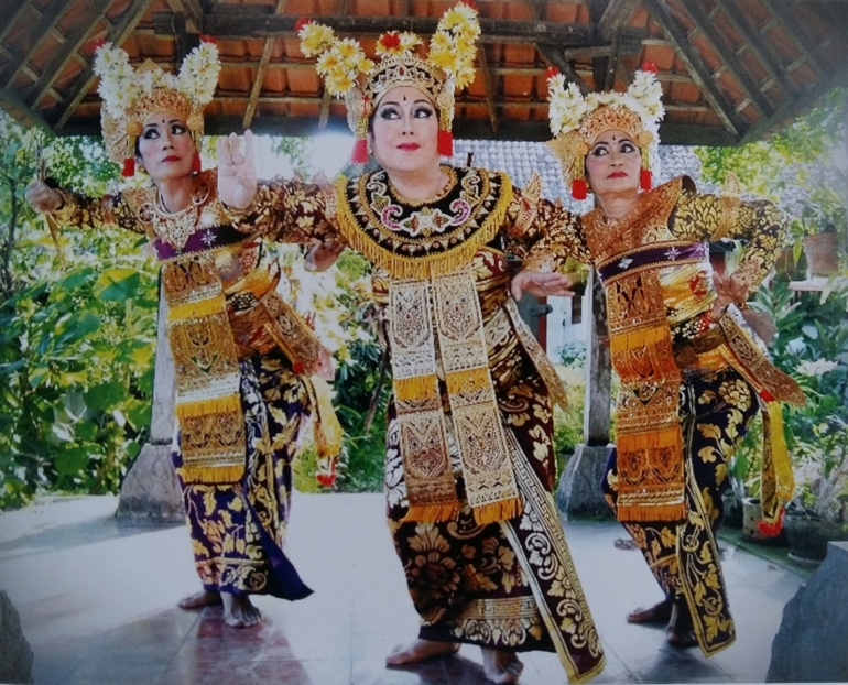 Tiga putri penari Legong Keraton Asmarandana, dengan pakaian khas keraton Bali. Ketiganya merupakan sepupu, cucu dari Anak Agung Anglurah Djelantik, Raja Karangasem terakhir. Kanan-kiri: Ayu Kusuma Arini (penari legong), Ayu Bulantrisna Djelantik (penari Condong), dan Ayu Manik Ambharwati (penari Legong). Foto: arum sato (repro booklet acara)
