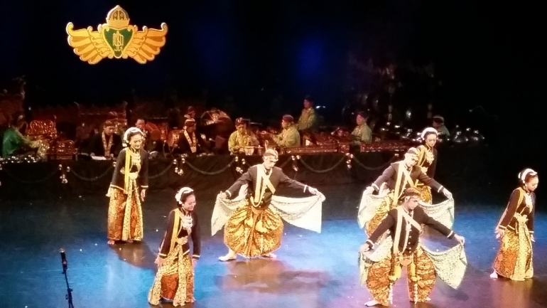 Lemah gemulai penari dalam menampilkan Lelangen Beksan Pitutur Jati dalam upaya melestarikan budaya leluhur khususnya keraton. Foto: arum sato